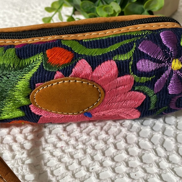 New! Beautiful embroidered makeup bag - Picture 2 of 6